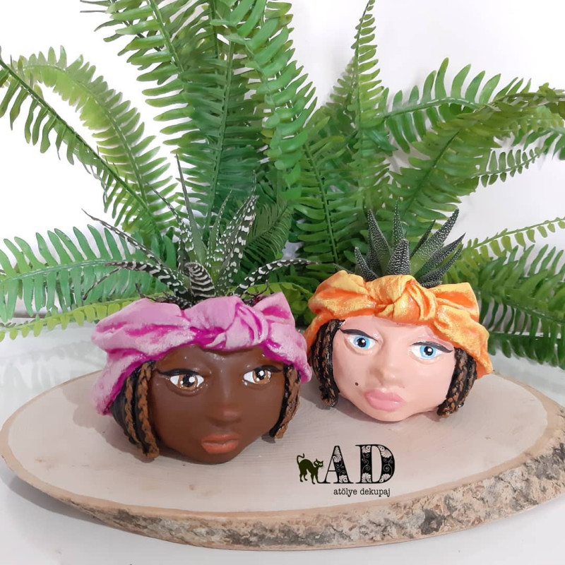 Bandanalı Kız Saksı